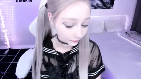 Snapshot of lily_weep chatting on 11.27.25 Lily online show from 11.27.25