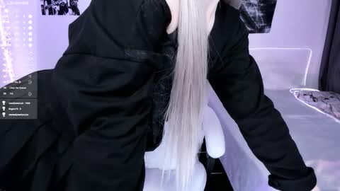 Snapshot of lily_weep chatting on 12.14.25 Lily online show from 12.14.25