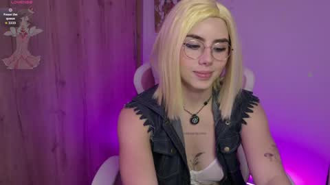 Snapshot of lilyrouse_ chatting on 06.06.26 lily help me to collect more cosplay online show from 06.06.26