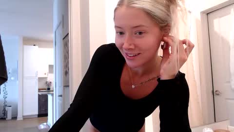 Snapshot of lilyyymonroee chatting on 10.26.25 Lily Monroe online show from 10.26.25