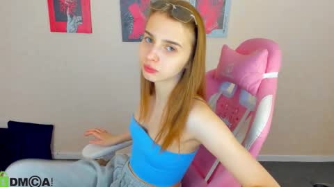 Snapshot of lina_reeds chatting on 11.29.25 LINA online show from 11.29.25