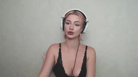 Snapshot of linacute52 chatting on 10.10.25 linacute52 online show from 10.10.25