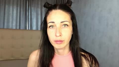 LinaLivee online show from 10.14.25