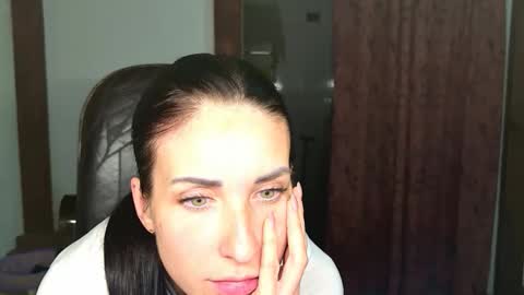 LinaLivee online show from 11.27.25