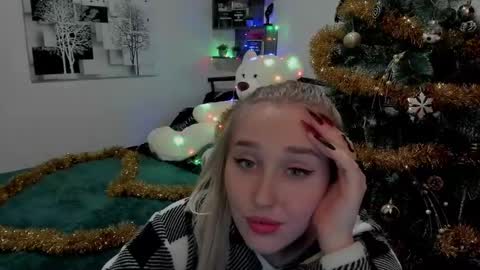 Snapshot of linatruly chatting on 12.24.24 Lina online show from 12.24.24