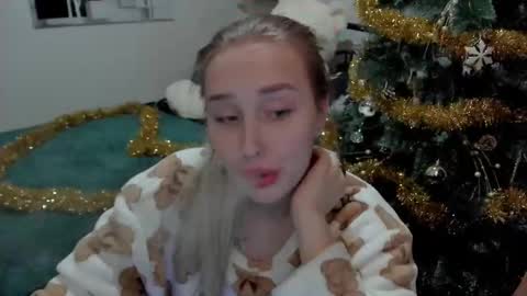 Snapshot of linatruly chatting on 12.25.24 Lina online show from 12.25.24