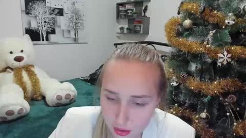 Snapshot of linatruly chatting on 01.12.25 Lina online show from 01.12.25