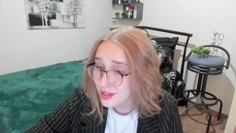 Snapshot of linatruly chatting on 01.25.25 Lina online show from 01.25.25