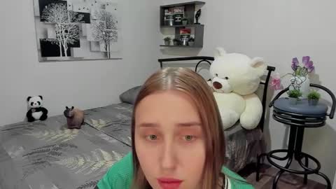 Snapshot of linatruly chatting on 03.12.25 Lina online show from 03.12.25