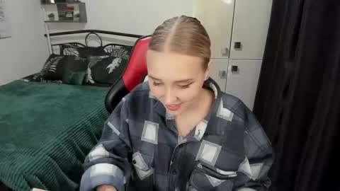 Snapshot of linatruly chatting on 09.18.25 Lina online show from 09.18.25