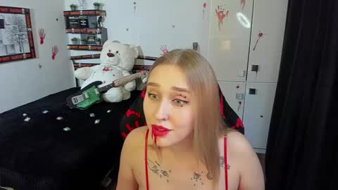 Snapshot of linatruly chatting on 10.23.25 Lina online show from 10.23.25