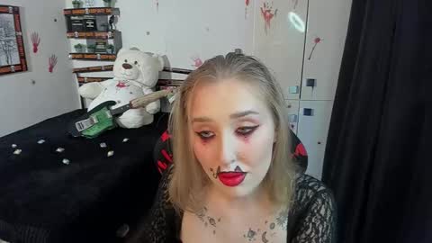 Snapshot of linatruly chatting on 10.27.25 Lina online show from 10.27.25