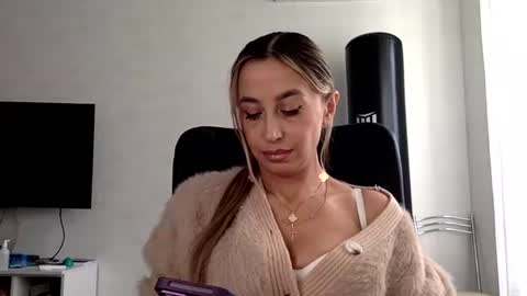 linavora online show from 11.21.25