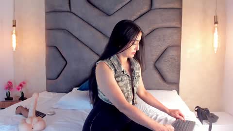 Linda Saenz online show from 02.06.25