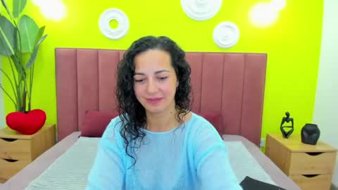 Snapshot of lindainsatiable chatting on 06.12.26 Linda online show from 06.12.26