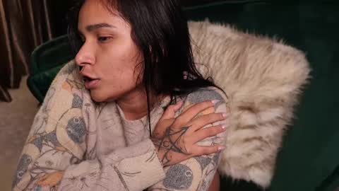 Snapshot of lireesa chatting on 12.21.24 Lire online show from 12.21.24