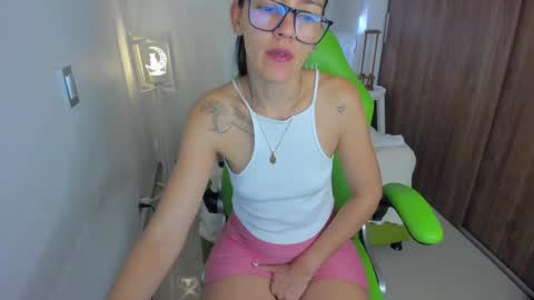 Snapshot of lisa_gerrard_ chatting on 03.10.25 Lisa  online show from 03.10.25