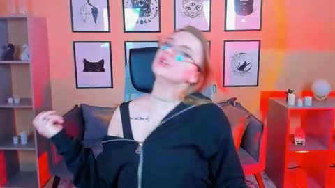 Snapshot of lisa_mitchel chatting on 10.24.25 Lisa online show from 10.24.25