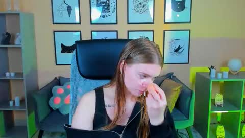 Snapshot of lisa_mitchel chatting on 10.25.25 Lisa online show from 10.25.25
