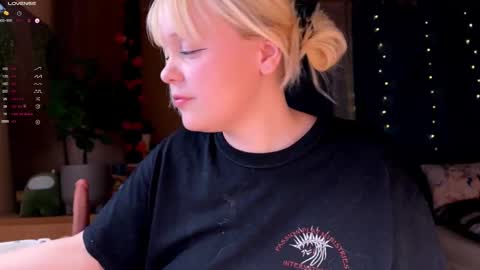 -Lisa- Help me to reach 100 thumbs up3 online show from 12.14.25