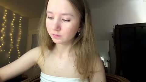 Snapshot of lisasmall chatting on 06.18.26 lisasmall online show from 06.18.26