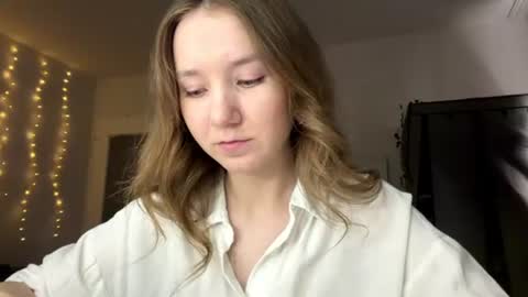 Snapshot of lisasmall chatting on 06.19.26 lisasmall online show from 06.19.26