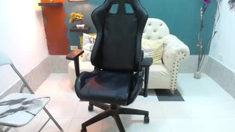 Snapshot of liss_greys1 chatting on 02.17.25 liss online show from 02.17.25