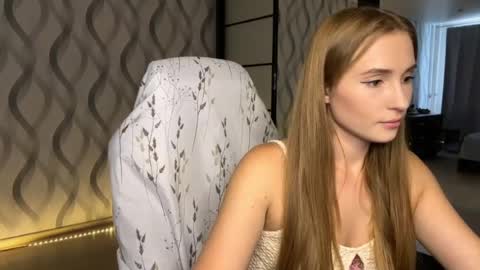 Snapshot of litle_girl05 chatting on 07.28.26 LUNA online show from 07.28.26