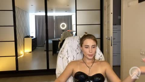 Snapshot of litle_girl05 chatting on 07.30.26 LUNA online show from 07.30.26