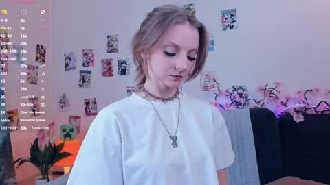 Snapshot of little__caprice chatting on 04.29.26 Bella online show from 04.29.26