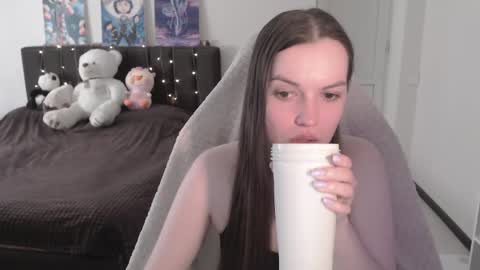 Snapshot of little__flowers chatting on 05.18.26 little__flowers online show from 05.18.26