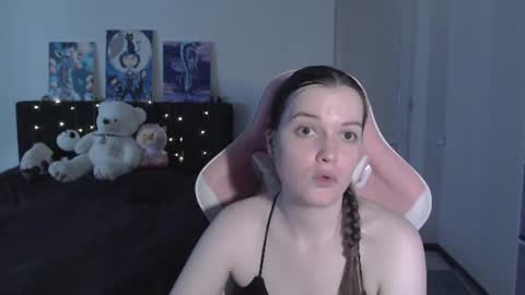 Snapshot of little__flowers chatting on 06.17.26 little__flowers online show from 06.17.26