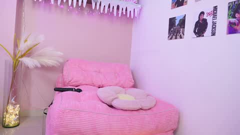 Snapshot of little_effy18_ chatting on 12.14.24 Little Effy online show from 12.14.24