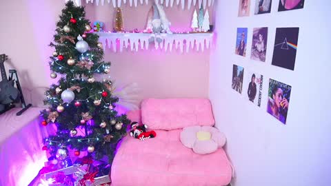 Snapshot of little_effy18_ chatting on 12.20.24 Little Effy online show from 12.20.24