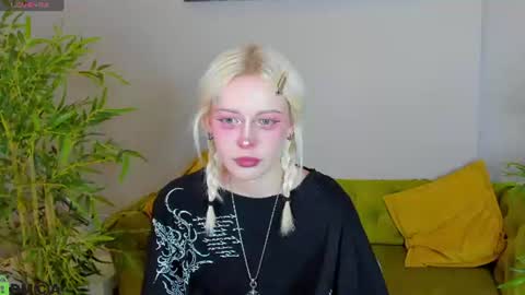 Snapshot of little_lillit chatting on 06.19.26 Lill online show from 06.19.26