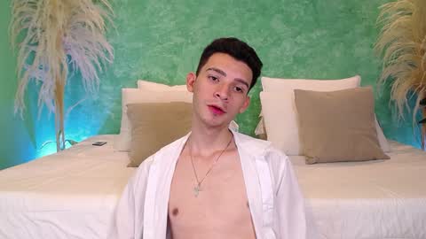 Snapshot of little_twiink chatting on 02.01.25 Juan Ferrer online show from 02.01.25