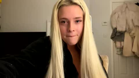 Littleblonde010 online show from 11.14.25