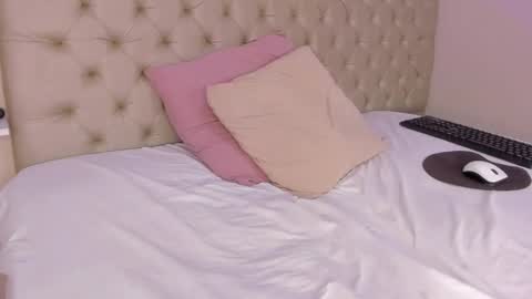 im olivia IG littleolivia01 online show from 02.08.25