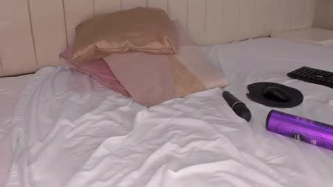 im olivia IG littleolivia01 online show from 03.01.25