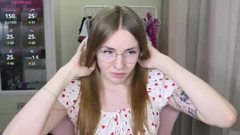 Snapshot of littlevildevil chatting on 02.14.25 Eliana online show from 02.14.25