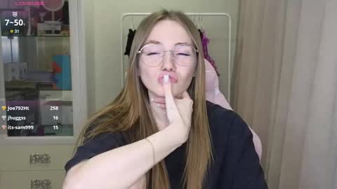 Snapshot of littlevildevil chatting on 03.10.25 Eliana online show from 03.10.25