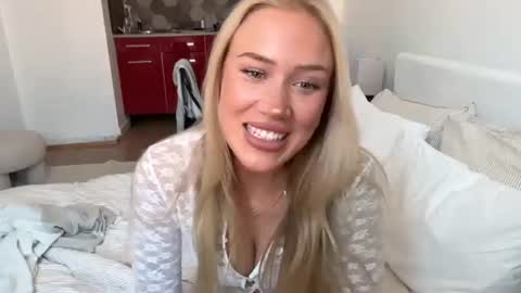 Snapshot of livslifee chatting on 06.16.26 olivia online show from 06.16.26