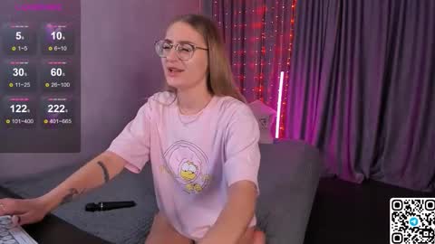 Snapshot of livyybosom chatting on 09.25.25 My name is Livy Nice to meet you Thumbs up please its important online show from 09.25.25