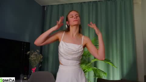 Snapshot of lizbethcoll chatting on 12.16.24 Sunnheart online show from 12.16.24