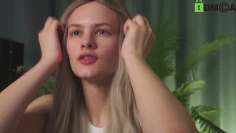 Snapshot of lizbethcoll chatting on 12.29.24 Sunnheart online show from 12.29.24