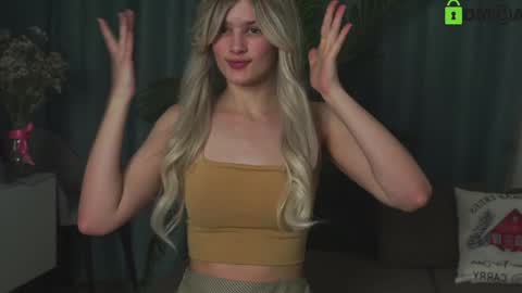 Snapshot of lizbethcoll chatting on 01.18.25 Sunnheart online show from 01.18.25