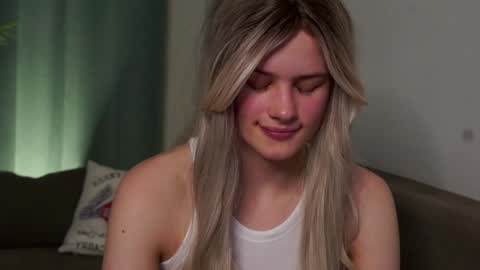 Snapshot of lizbethcoll chatting on 01.23.25 Sunnheart online show from 01.23.25