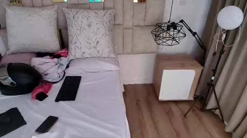 Snapshot of lizz_tender chatting on 10.16.25 Lizz online show from 10.16.25