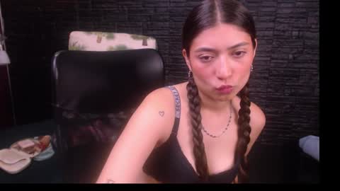 Snapshot of lizzie_collin chatting on 10.06.25 Lizzie online show from 10.06.25