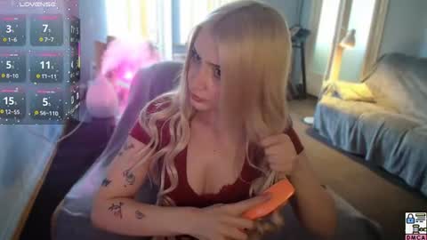 Snapshot of lizzycumm chatting on 06.19.26 lizzycumm online show from 06.19.26